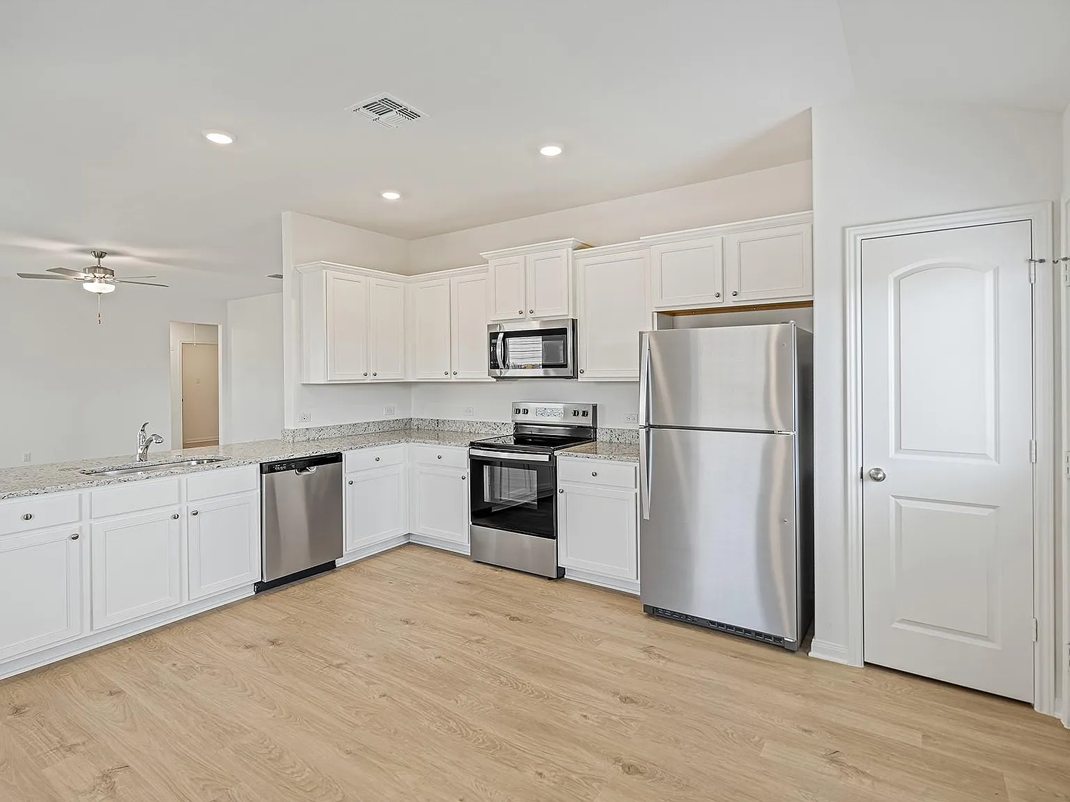 3 bed, 2.0 bath, 1305 sqft, $2,255 — Photo 3