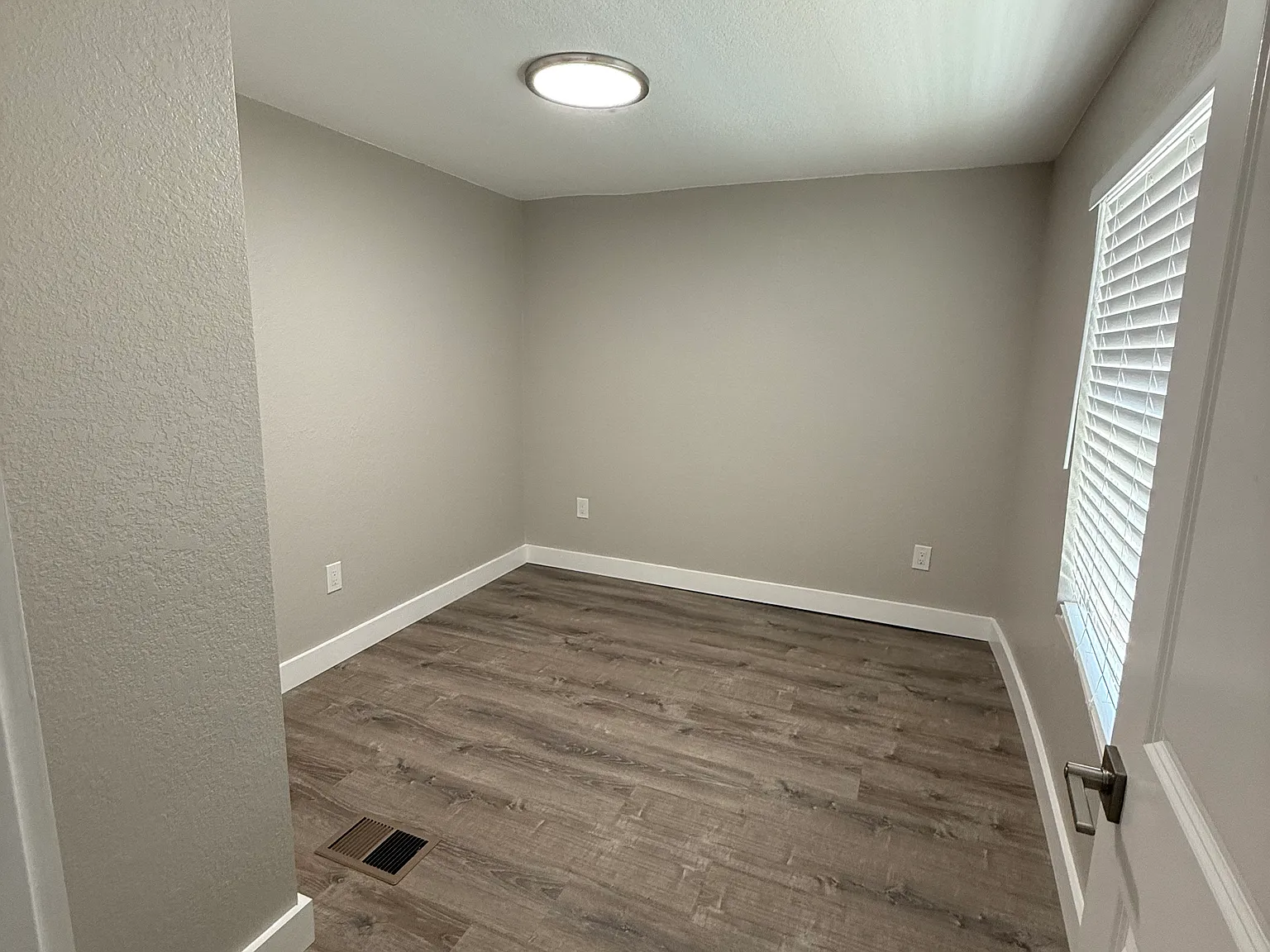 527 Lazy Lake Dr W — Photo 3