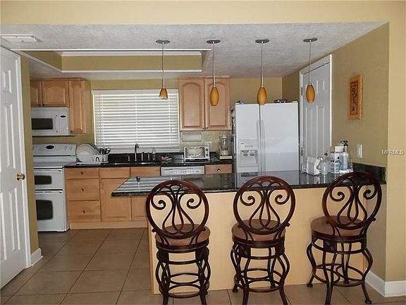 3rd image of 1472 Canterbury Cir