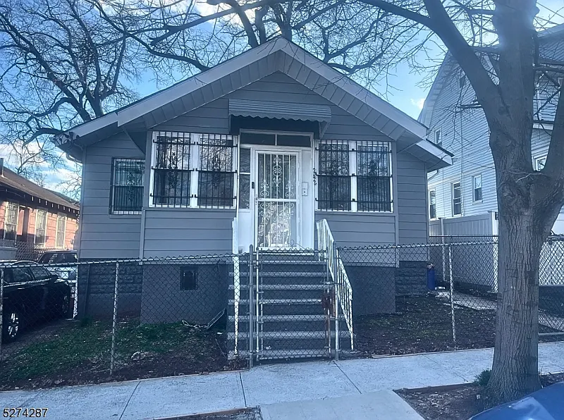 242 Keer Ave photo 1
