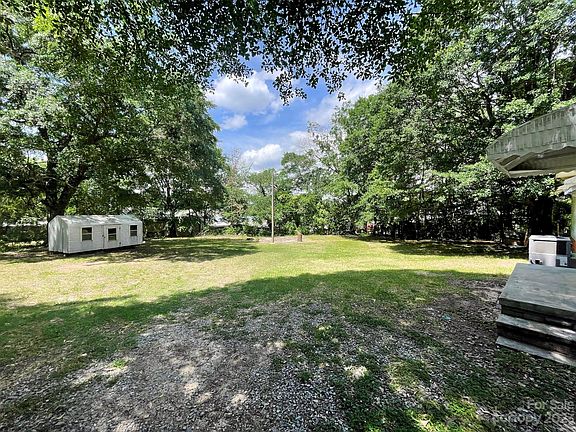 3rd image of 211 Meadow Dr