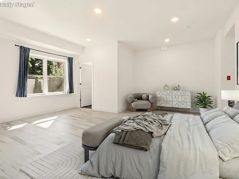 131 Zabriskie St — Photo 5