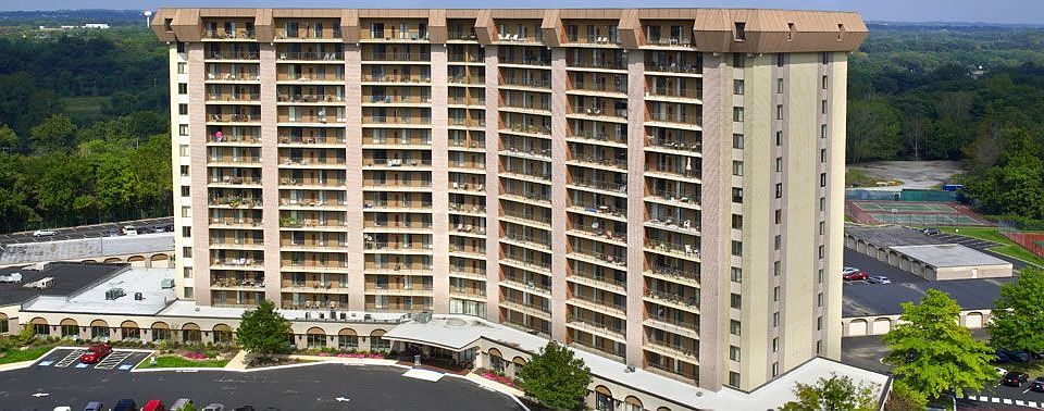 1000 valley forge Cir-top floor condo