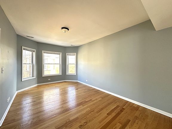 3rd image of 1648 W Pratt Blvd #A04w