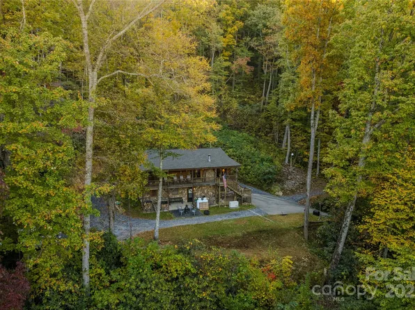 701 Treehouse Rd, Whittier, NC 28789