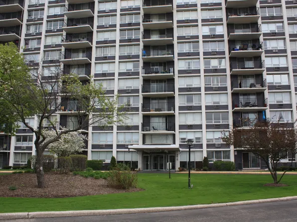 8815 W Golf Rd APT 4H, Niles, IL 60714