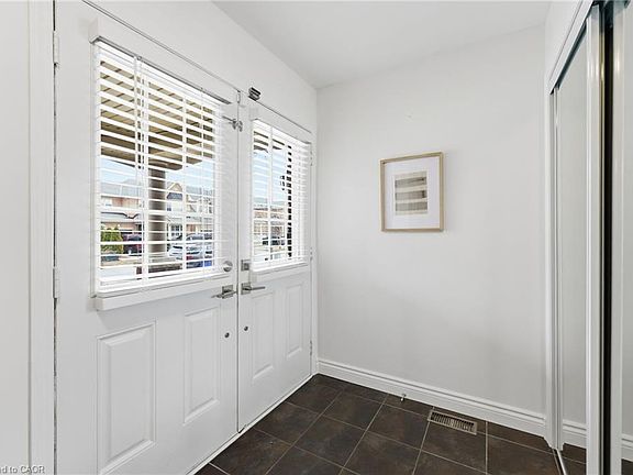 4th image of 910 Vickerman Way