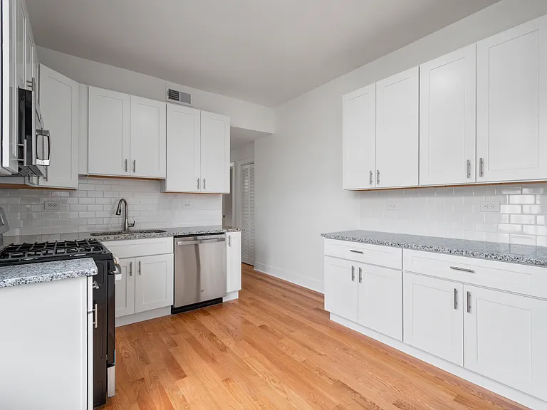 2347 W Iowa St #1F — Photo 1