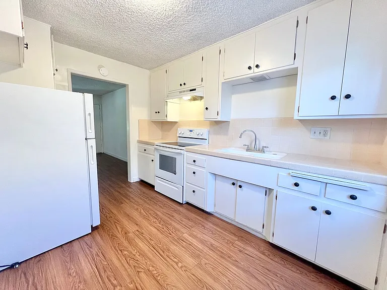 Top-Floor 1 Bedroom in Quiet Bluff Heights Courtyard Complex — Photo 6