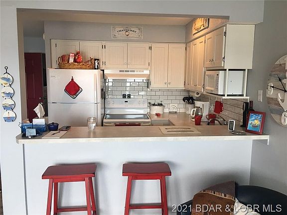 3rd image of 913 Crawford Dr #202