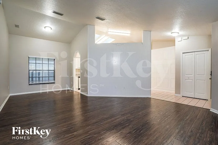 3 bed, 2.0 bath, 2024 sqft, $2,670 — Photo 4