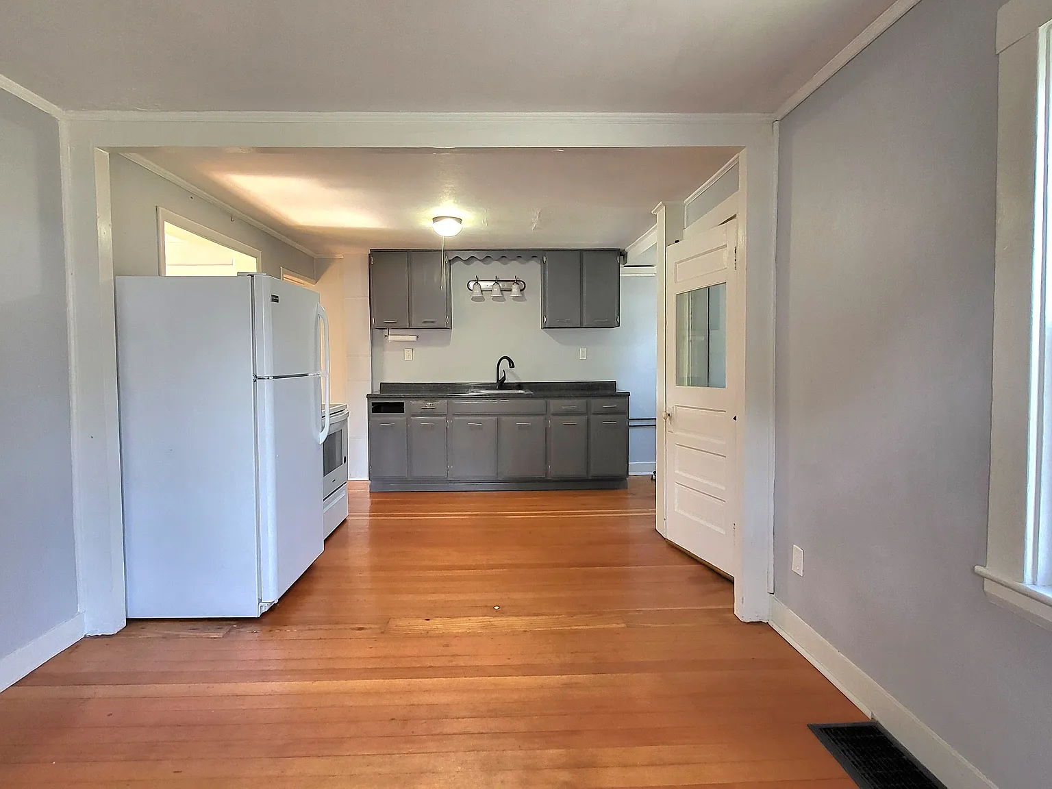 2 bed, 1100 sqft, $2,050 — Photo 3