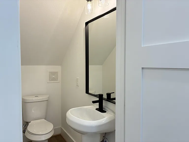 1404 E 31st St — Photo 6
