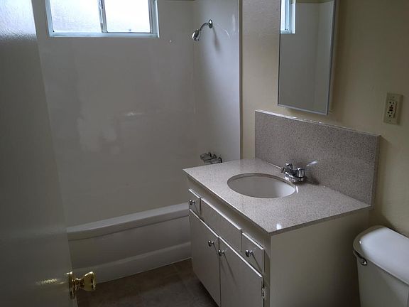 4th image of 14507 Corby Ave