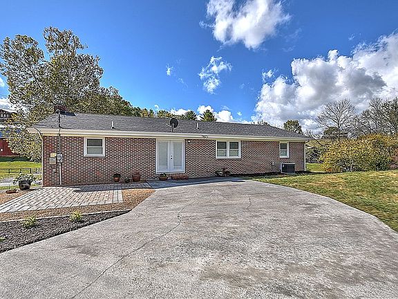 Back view, has 2 driveways