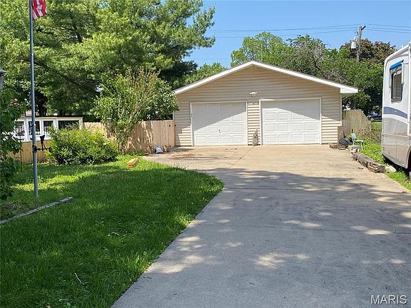 2nd image of 1016 Bland St