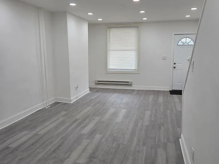 558 E Herman St — Photo 1