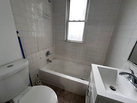3rd image of 70 Rose Ave APT 2R