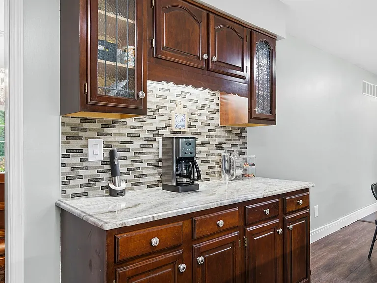 1126 Somerset Ln — Photo 8