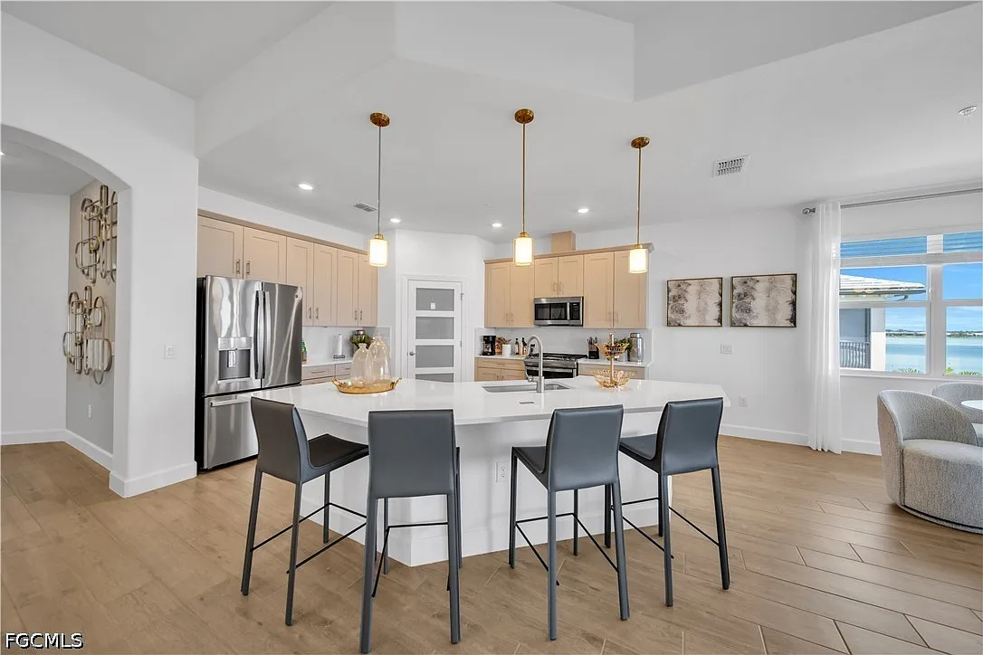 3 bed, 2.0 bath, 2376 sqft, $4,200 — Photo 4