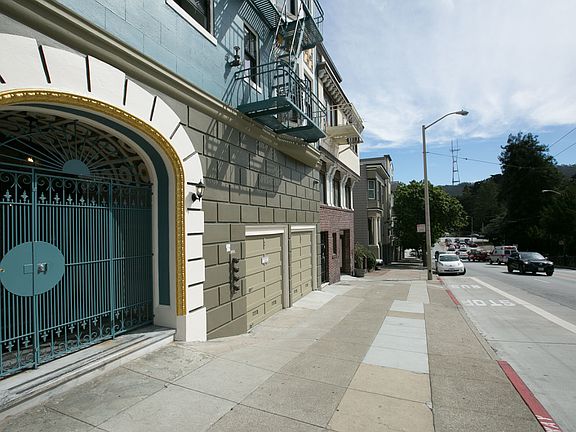 Main entrance door of the apartment building at 500 Stanyan St, San Francisco, CA 94117, USA
