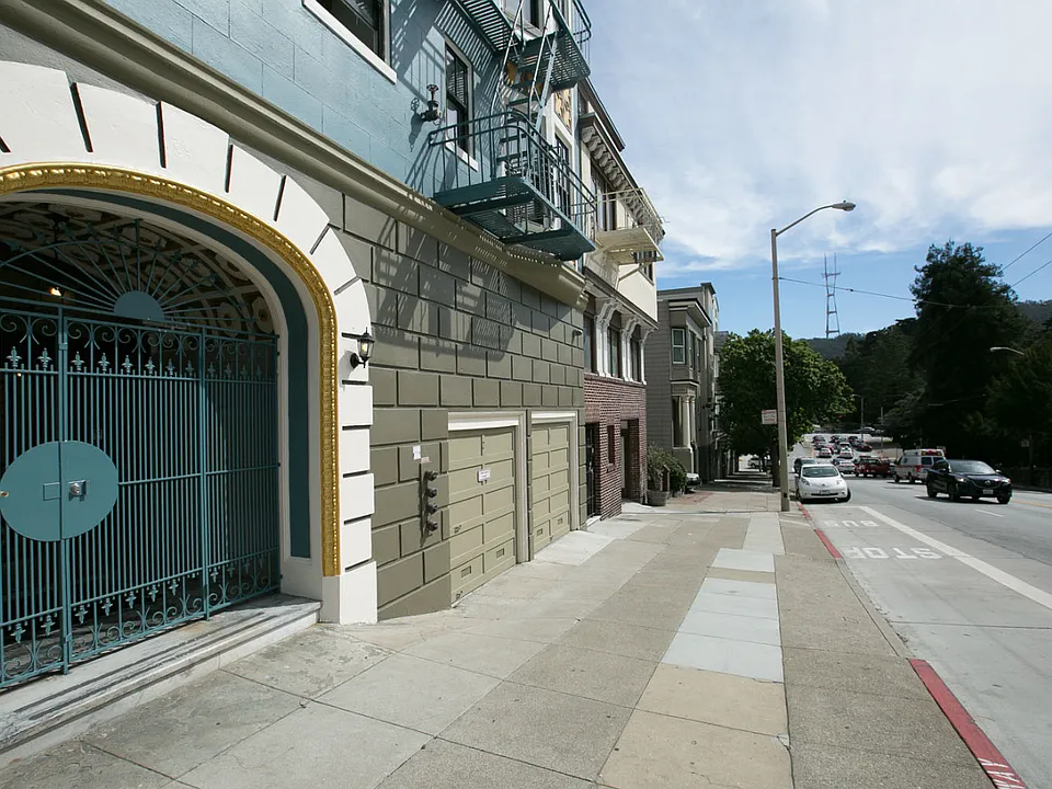 Main entrance door of the apartment building at 500 Stanyan St, San Francisco, CA 94117, USA