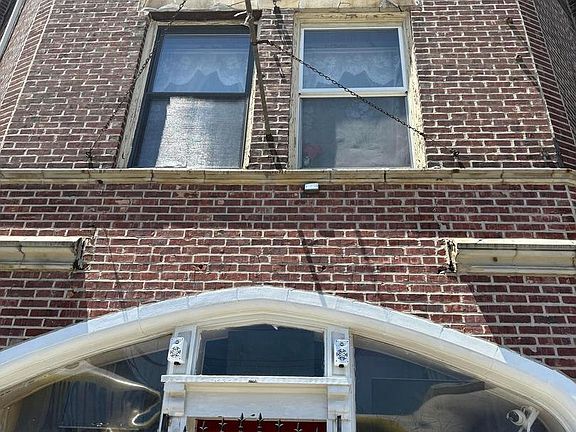 3rd image of 4712 Oxford Ave