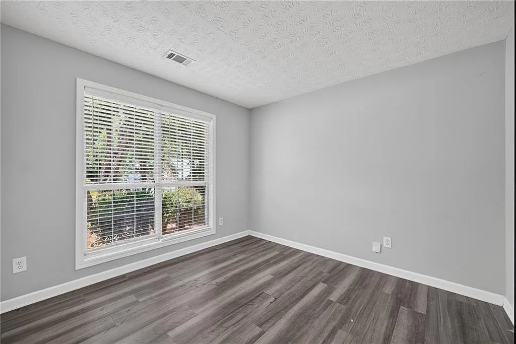 4 bed, 2.5 bath, 2272 sqft, $2,400 — Photo 4