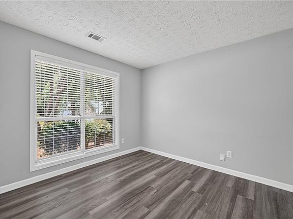 5th image of 530 Sterling Pointe Ct