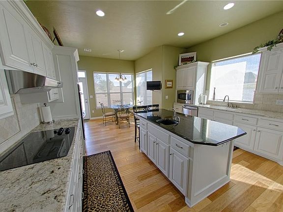 Where does one start, a perfect kitchen, need I say more?