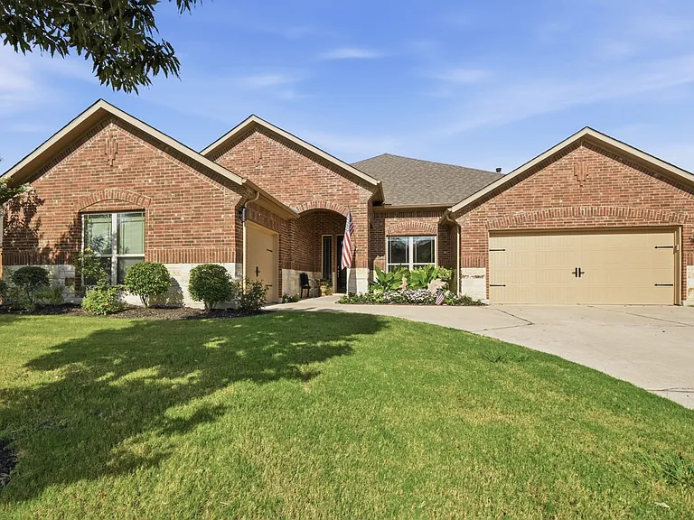 135 Clearwater Way — Photo 2