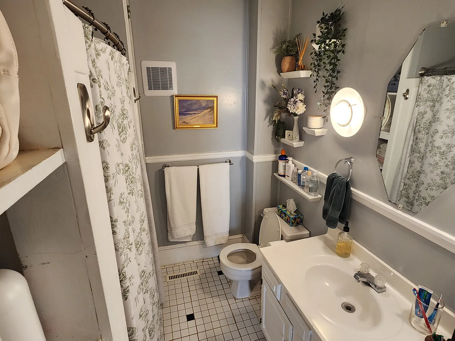 100 N Sheppard St — Photo 3