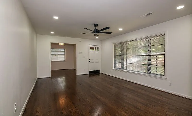 4 bed, 2.0 bath, 2200 sqft, $2,599 — Photo 3