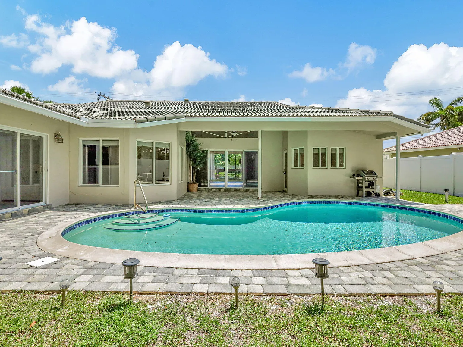 3 bed, 2.0 bath, 2290 sqft, $6,000 — Photo 4