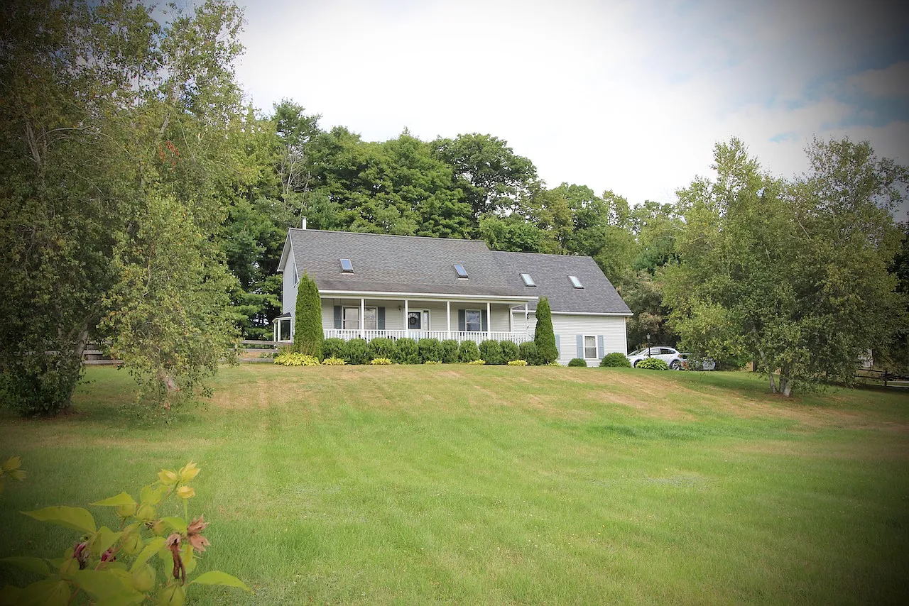 3 bed, 2.5 bath, 2300 sqft, $2,500 — Photo 1