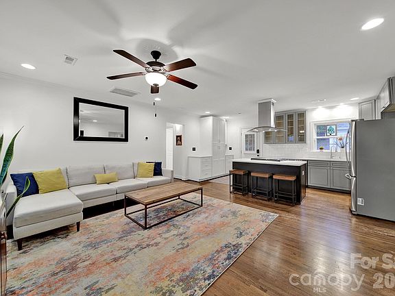2nd image of 835 Everett Pl