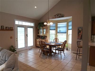 bay window, dining area