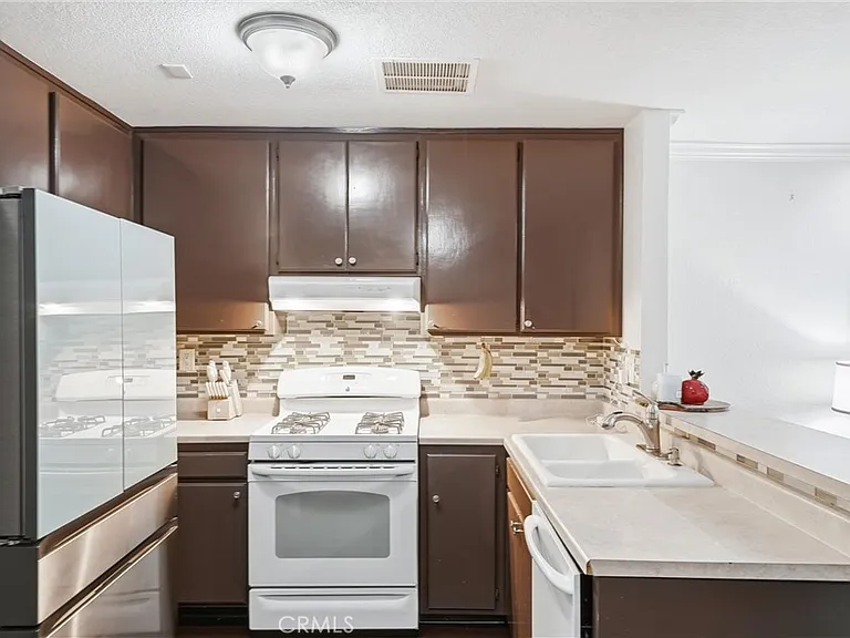 334 S Walnut Ave #D-11 — Photo 6