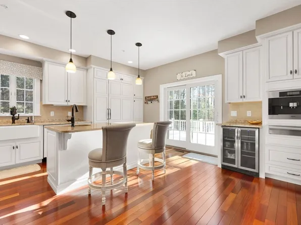 37 White Cedar Dr, Middleton, MA 01949