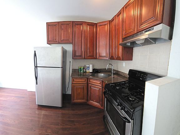 3rd image of 2025 1st Ave APT 1F