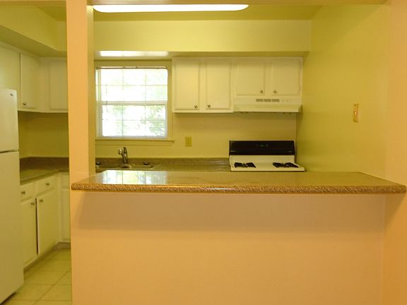 2nd image of 2 Kensington Cir APT E
