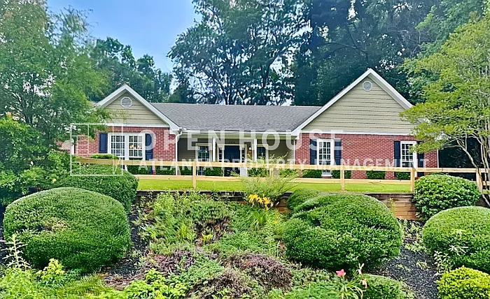3 bed, 2.0 bath, 2601 sqft, $2,095 — Photo 1