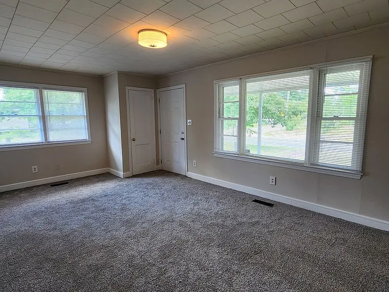 400 Roxie Ave — Photo 9