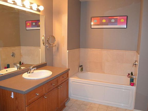 5th image of 1924 N Hubbard St APT 204