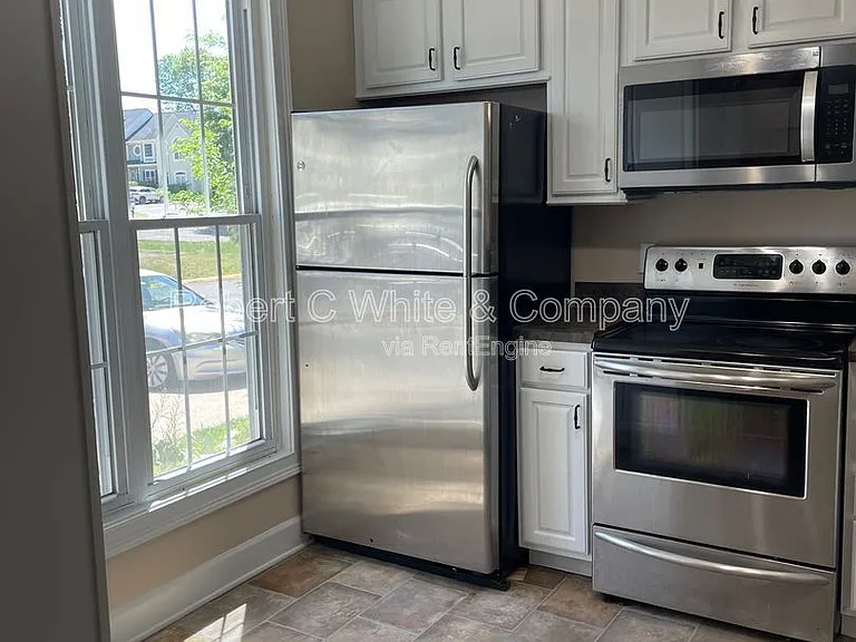 402 Cambridge Cmns — Photo 3