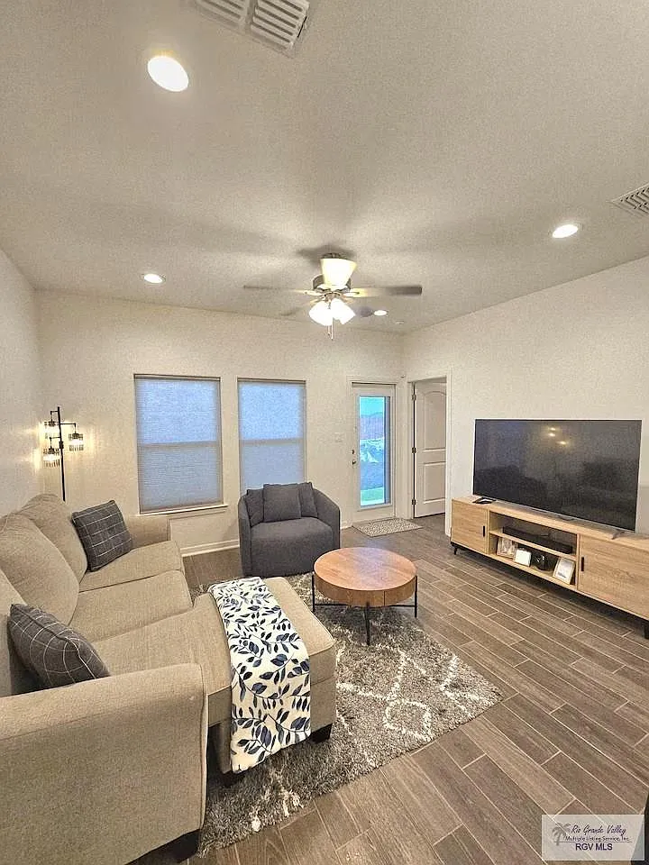 3 bed, 2.0 bath, 1150 sqft, $2,050 — Photo 3