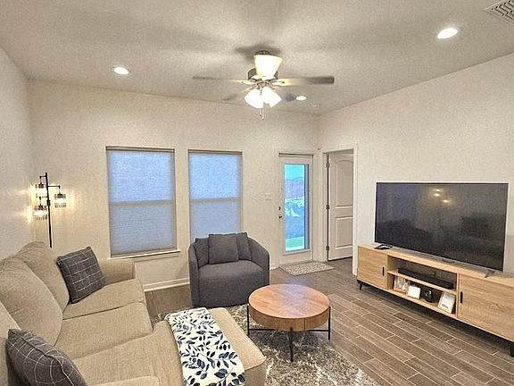 3rd image of 2161 Grove Ln