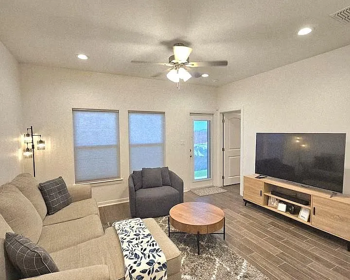 2161 Grove Ln — Photo 3