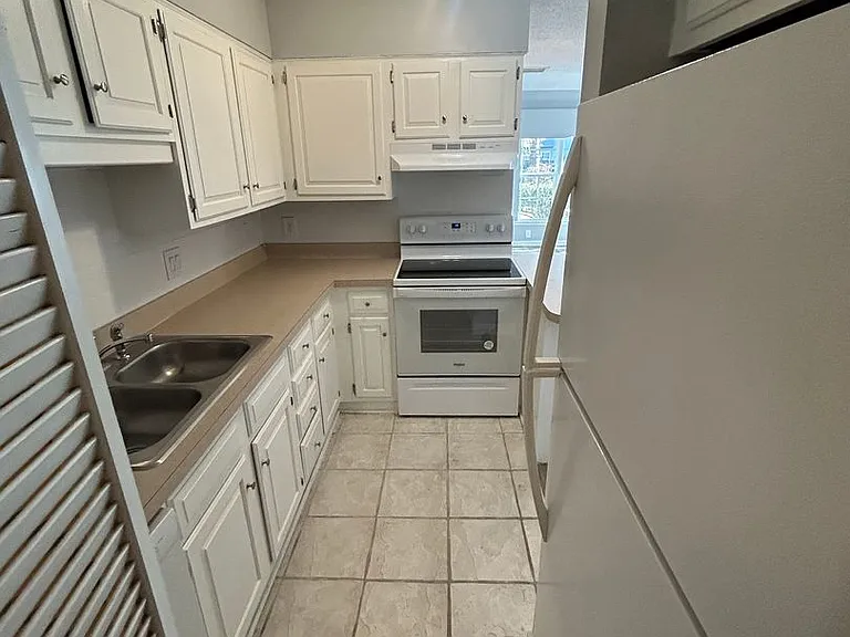 1205 Tiffany Ln #G — Photo 11