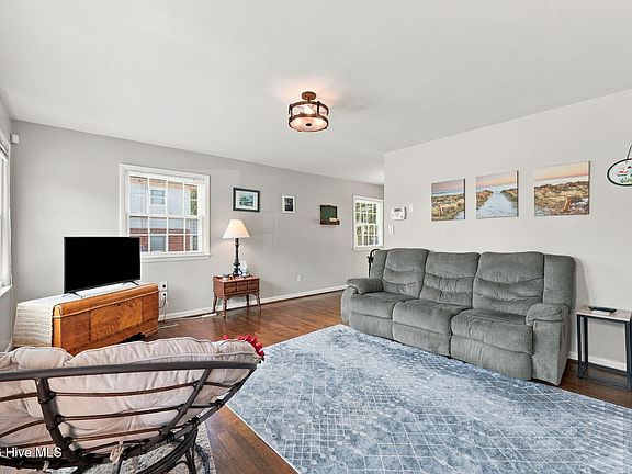 4th image of 203 Mercer Road